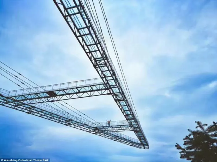 Taman Bermain Paling Ngeri di Dunia Ada di China. Ada Jembatan Kaca Digantung Setinggi 120 Meter! 10