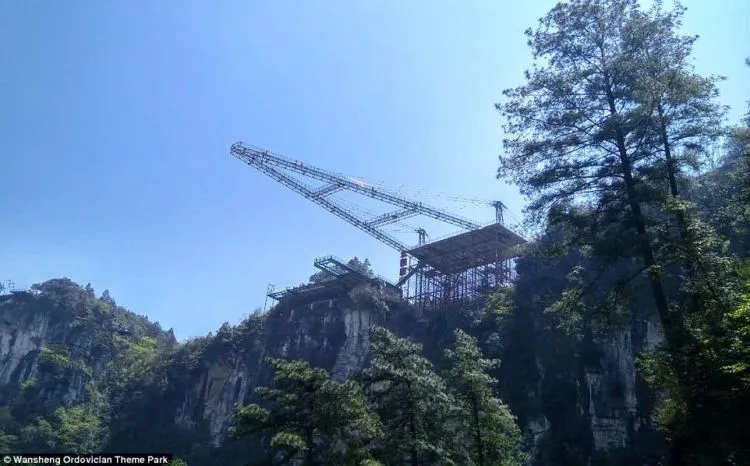 Taman Bermain Paling Ngeri di Dunia Ada di China. Ada Jembatan Kaca Digantung Setinggi 120 Meter! 12