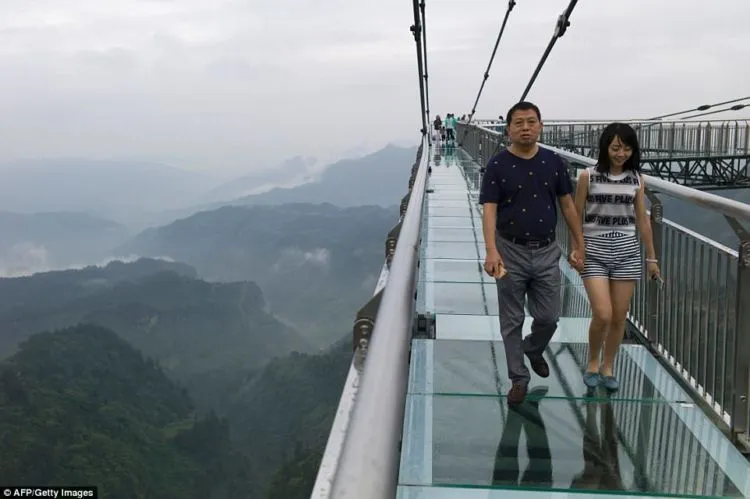 Taman Bermain Paling Ngeri di Dunia Ada di China. Ada Jembatan Kaca Digantung Setinggi 120 Meter! 11