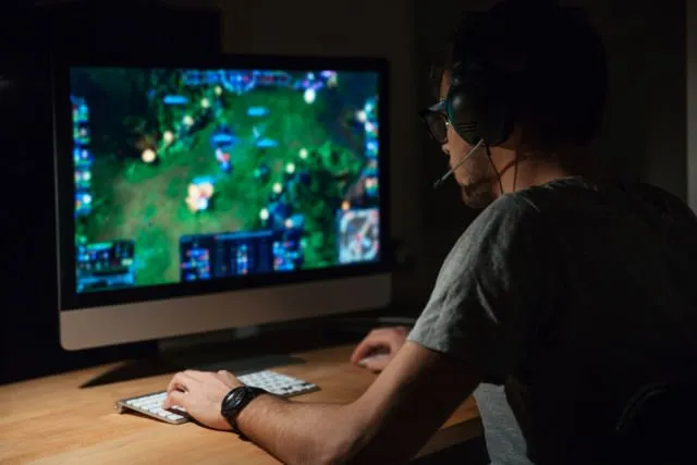 7 Sisi Lain Cowok Gamers yang Bakal Bikin Jatuh Cinta. Lupakan Dulu Soal Sifat Cueknya 13