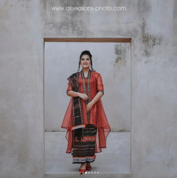 14+ Ide Selendang Sampiran di Bahu buat Padanan Kebaya. Anggun dan Istimewa! 24