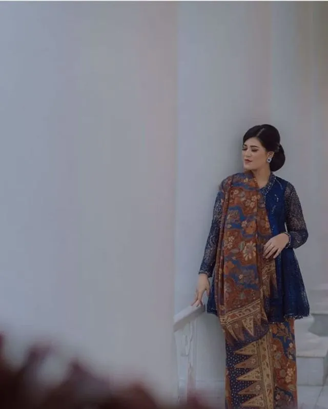 14+ Ide Selendang Sampiran di Bahu buat Padanan Kebaya. Anggun dan Istimewa! 25
