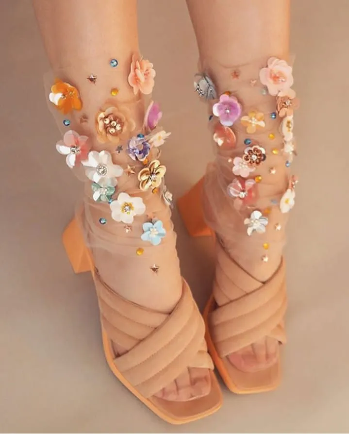 12 Kaus Kaki yang Manis Dipadu dengan High-heel. Kalau Sudah Begini, Siapa yang Tak Tergoda? 16