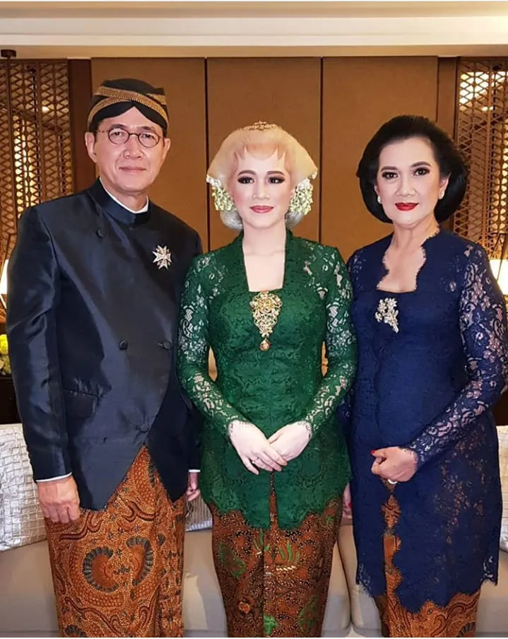 Pesona Riasan Paes Jawa Pada Gadis Berambut Pirang Ini Unik, Bikin Mata Makin Nggak Bosan Memandang! 8