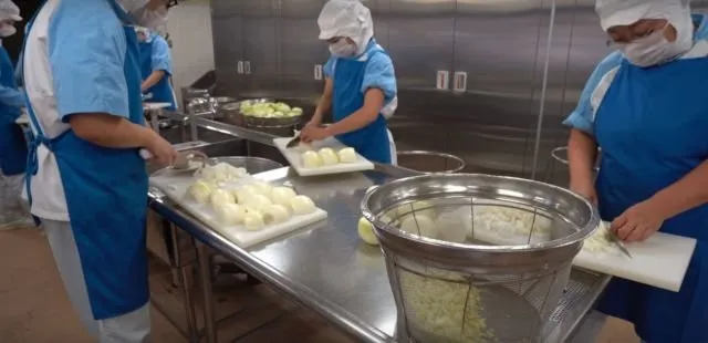 12 Fakta Betapa Spesialnya Tradisi Makan Siang di Jepang. Tiap Sekolah Punya Dapur Sekelas Hotel Lho 19