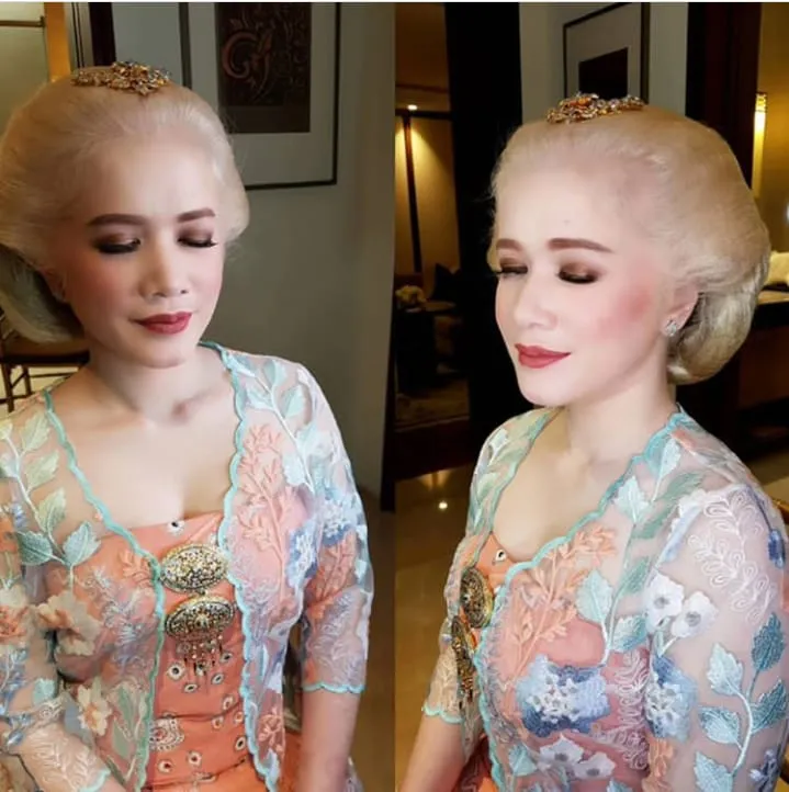 Pesona Riasan Paes Jawa Pada Gadis Berambut Pirang Ini Unik, Bikin Mata Makin Nggak Bosan Memandang! 9