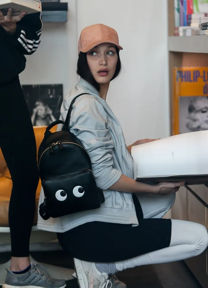 10+ Inspirasi Gaya Supermodel Kelas Dunia Mengenakan Tas Ransel. Saat Off-Catwalk, Mereka Pun Tak Beda Seperti Kita 15