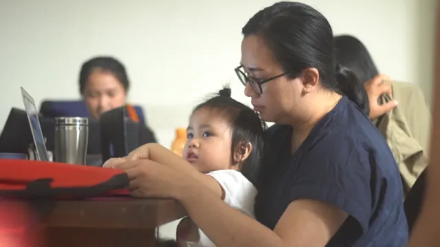 11+ Potret Orangtua Modern yang Bawa Anak ke Tempat Kerja. Ini Alasan Kenapa Tren Ini Perlu Dukungan 32
