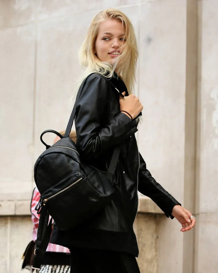 10+ Inspirasi Gaya Supermodel Kelas Dunia Mengenakan Tas Ransel. Saat Off-Catwalk, Mereka Pun Tak Beda Seperti Kita 14