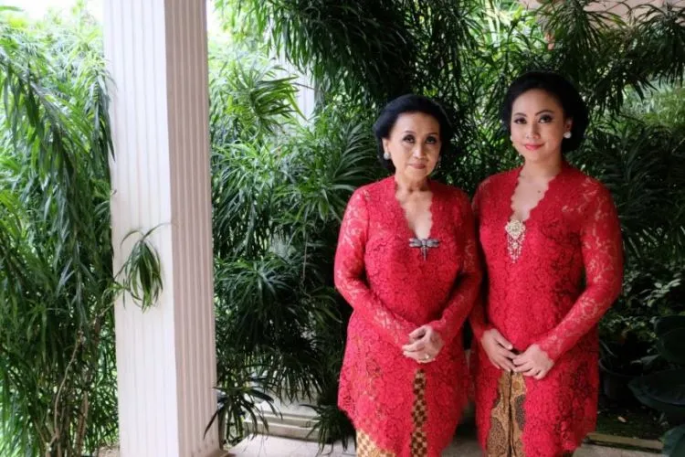 Pesona Riasan Paes Jawa Pada Gadis Berambut Pirang Ini Unik, Bikin Mata Makin Nggak Bosan Memandang! 12