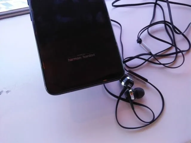 Advan G3 Memanjakan Penggemar Musik Saat Dengarkan Lagu dengan Speaker harman/kardon 4