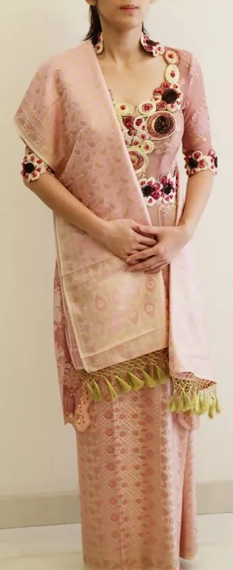 14+ Ide Selendang Sampiran di Bahu buat Padanan Kebaya. Anggun dan Istimewa! 28