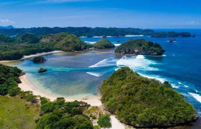 Liburan ke Pantai Teluk Asmara, Surga Tersembunyi yang Sering Disebut Raja Ampat dari Malang! 5