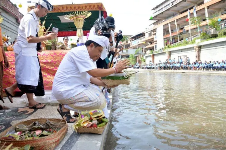 Bukan di Korea, Sungai Indah yang Gemerlap Ini Ada di Bali Lho. Nggak Nyangka Seindah Ini! 15