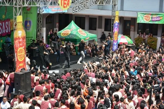 Boyband Latin CNCO Sukses Hadirkan Sensasi Berbeda Pada Fruit Tea School Sensation 2018 di SMA Ananda Bekasi 11