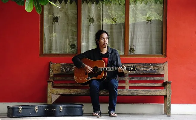 10 Lagu yang Bisa Bantu Redakan Emosimu. Adem Banget di Hati! 16 Sisir Tanah - Lagu Bahagia