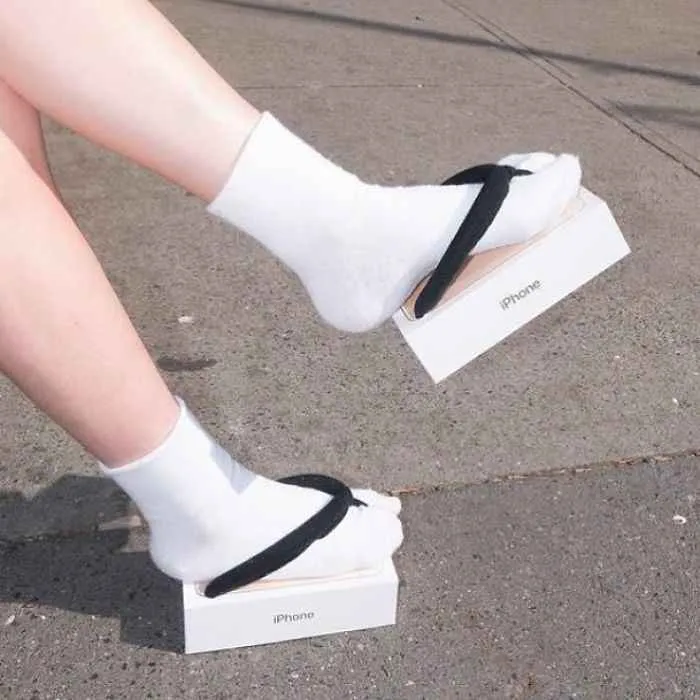 Lupakan Sneakers Mahal nan Gaul itu. Kalau Pakai Sepatu Super Nyeleneh ini, Kamu Berani Nggak? 18
