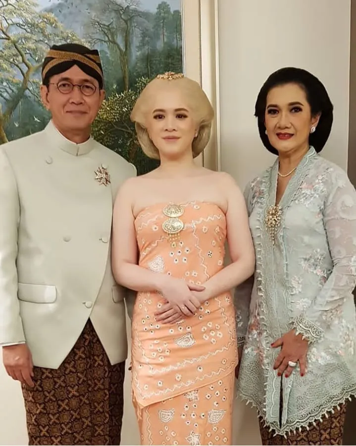 Pesona Riasan Paes Jawa Pada Gadis Berambut Pirang Ini Unik, Bikin Mata Makin Nggak Bosan Memandang! 10