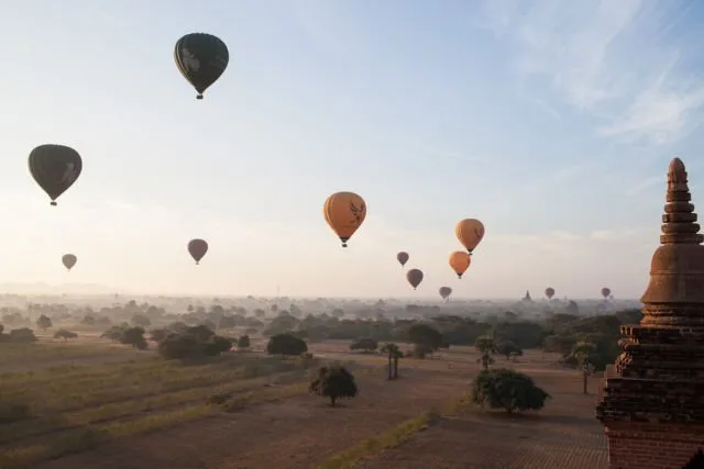 Sensasi Berlibur ke Candi dengan Balon Udara di Bagan, Myanmar. Terasa Magis dan Romantis Abis! 8