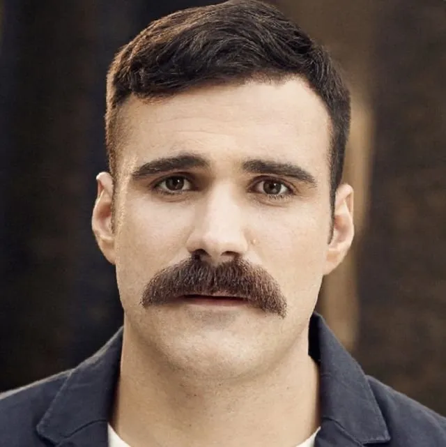 10 Model Kumis Nyentrik yang Layak Kamu Adopsi. Agar Wajahmu Makin Terlihat Macho dan Seksi 12