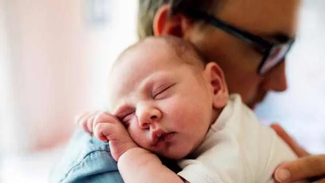 Dear Papa Muda, Kamu Juga Perlu Belajar Menenangkan Bayi Menangis. Ini Bukan Cuma Tugas Istri Lo 9