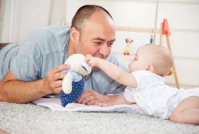 Dear Papa Muda, Kamu Juga Perlu Belajar Menenangkan Bayi Menangis. Ini Bukan Cuma Tugas Istri Lo 11