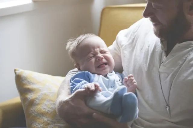 Dear Papa Muda, Kamu Juga Perlu Belajar Menenangkan Bayi Menangis. Ini Bukan Cuma Tugas Istri Lo 12