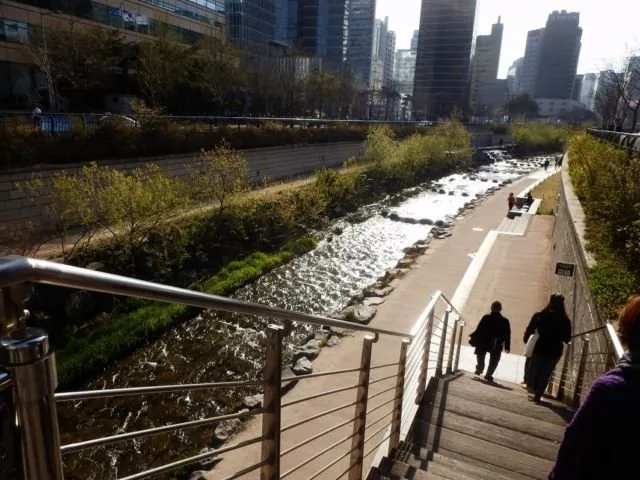 Cheonggyocheon Stream, Destinasi Cantik di Jantung Kota Seoul. Siapa Sangka Pinggiran Sungai ini Dulunya Kawasan Kumuh 12