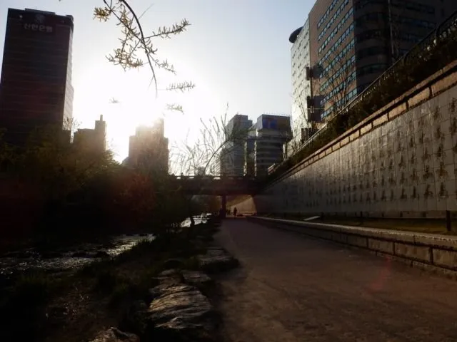 Cheonggyocheon Stream, Destinasi Cantik di Jantung Kota Seoul. Siapa Sangka Pinggiran Sungai ini Dulunya Kawasan Kumuh 10