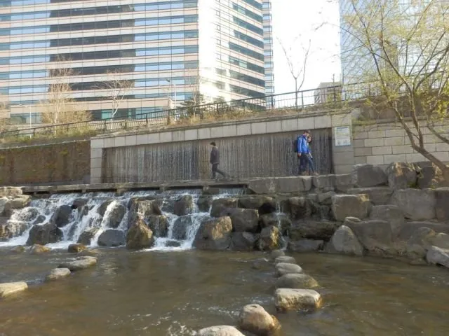 Cheonggyocheon Stream, Destinasi Cantik di Jantung Kota Seoul. Siapa Sangka Pinggiran Sungai ini Dulunya Kawasan Kumuh 8
