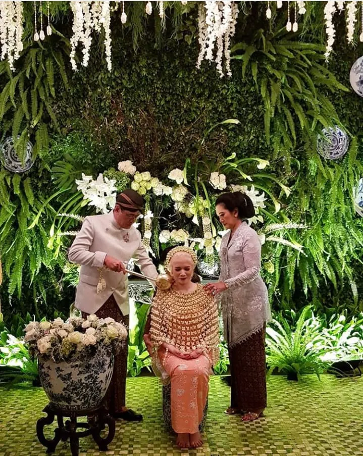 Pesona Riasan Paes Jawa Pada Gadis Berambut Pirang Ini Unik, Bikin Mata Makin Nggak Bosan Memandang! 11