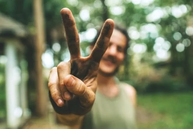 Ini Cerita dan Makna Dalam di Balik Logo Peace yang Sering Kita Lihat di Mana-mana, Harus Tahu! 8