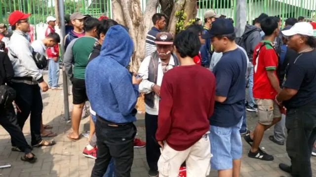 Mulai Bekukan Klub Bola Sampai Perbaiki Sistem Tiket, Mungkin Ini 5 Solusi Atasi Suporter Barbar 8