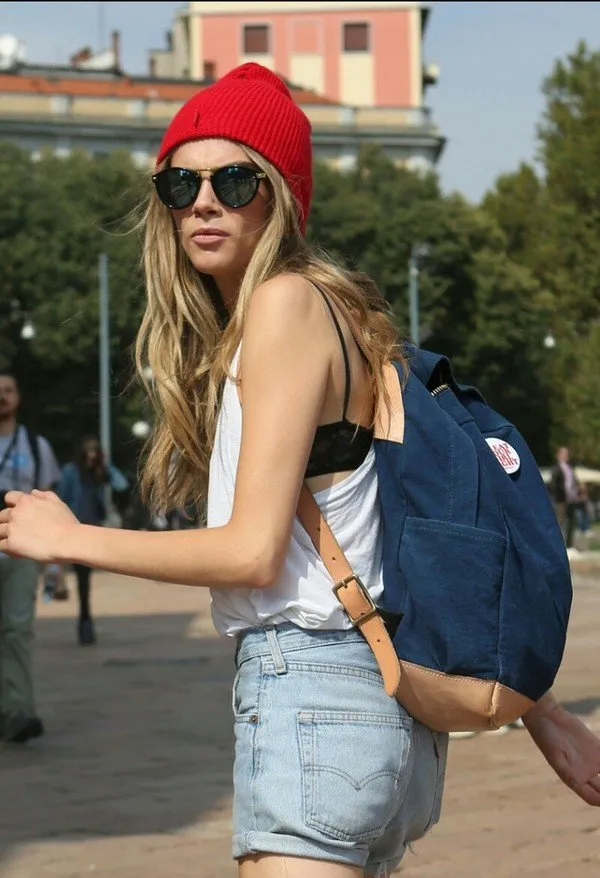 10+ Inspirasi Gaya Supermodel Kelas Dunia Mengenakan Tas Ransel. Saat Off-Catwalk, Mereka Pun Tak Beda Seperti Kita 21