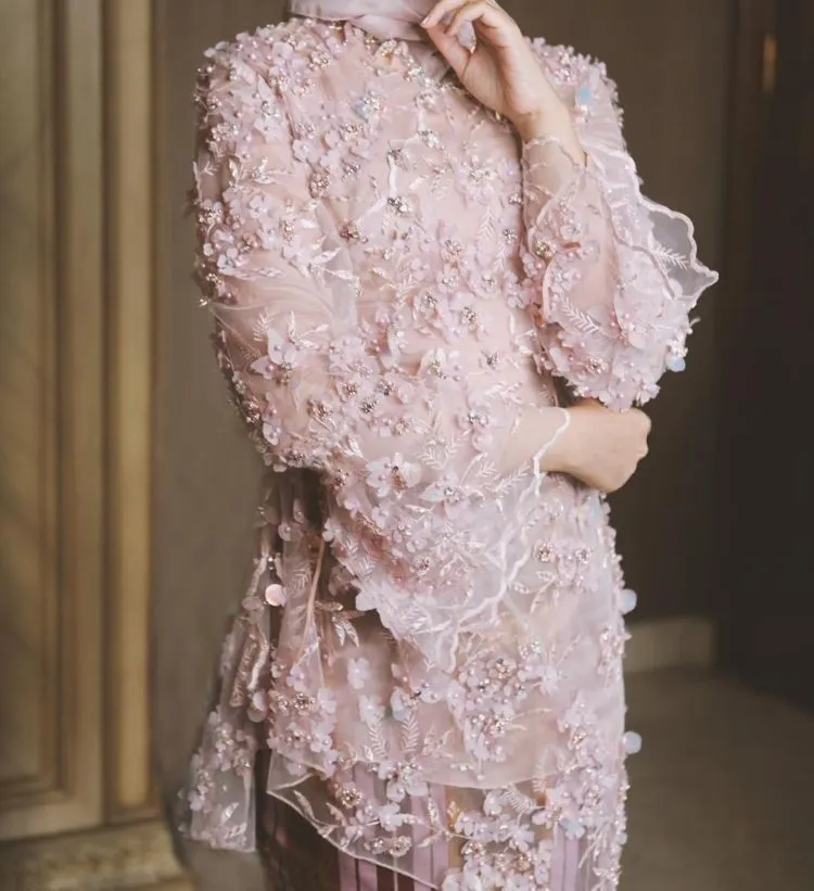 10 Inspirasi 3D Applique yang Memukau untuk Gaun Pesta Kekinian. Itu Baju Apa Pohon Ya? Bisa Keluar Bunganya 20