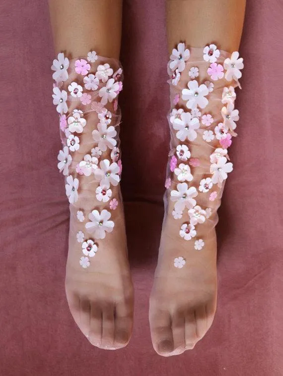 12 Kaus Kaki yang Manis Dipadu dengan High-heel. Kalau Sudah Begini, Siapa yang Tak Tergoda? 22