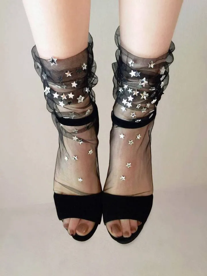 12 Kaus Kaki yang Manis Dipadu dengan High-heel. Kalau Sudah Begini, Siapa yang Tak Tergoda? 19