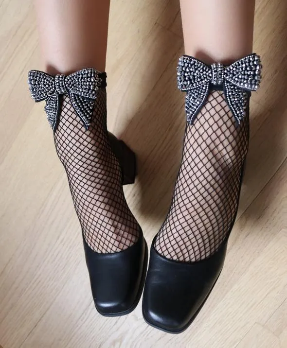 12 Kaus Kaki yang Manis Dipadu dengan High-heel. Kalau Sudah Begini, Siapa yang Tak Tergoda? 23