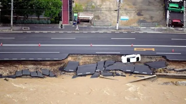 12 Potret Dahsyatnya Cuaca Ekstrem di Jepang Beberapa Hari Terakhir, Angin Topan Sampai Gempa Besar 13