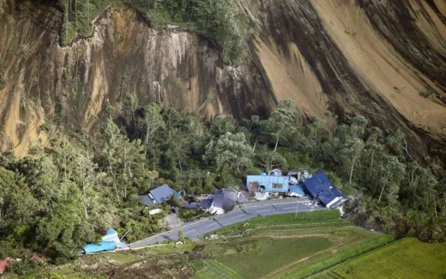 12 Potret Dahsyatnya Cuaca Ekstrem di Jepang Beberapa Hari Terakhir, Angin Topan Sampai Gempa Besar 20