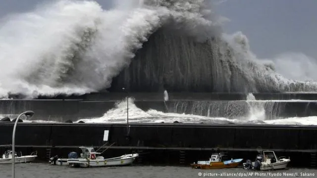 12 Potret Dahsyatnya Cuaca Ekstrem di Jepang Beberapa Hari Terakhir, Angin Topan Sampai Gempa Besar 16