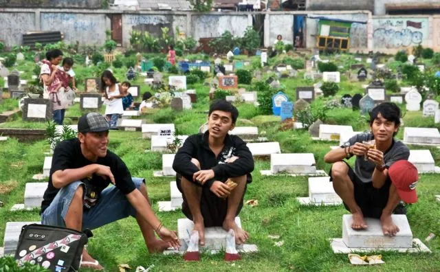 Bukan Cuma untuk Dangdutan, Begini 5 Cara Warga Jakarta Seringkali Manfaatkan Lahan Kuburan 7