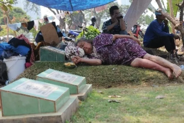 Bukan Cuma untuk Dangdutan, Begini 5 Cara Warga Jakarta Seringkali Manfaatkan Lahan Kuburan 10
