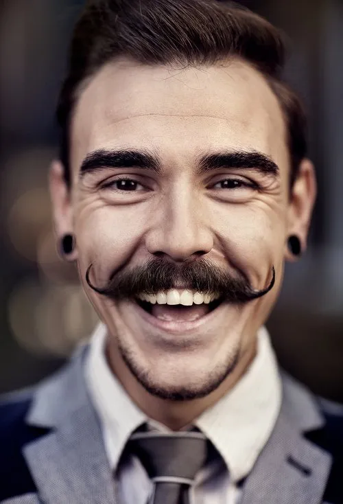 10 Model Kumis Nyentrik yang Layak Kamu Adopsi. Agar Wajahmu Makin Terlihat Macho dan Seksi 20