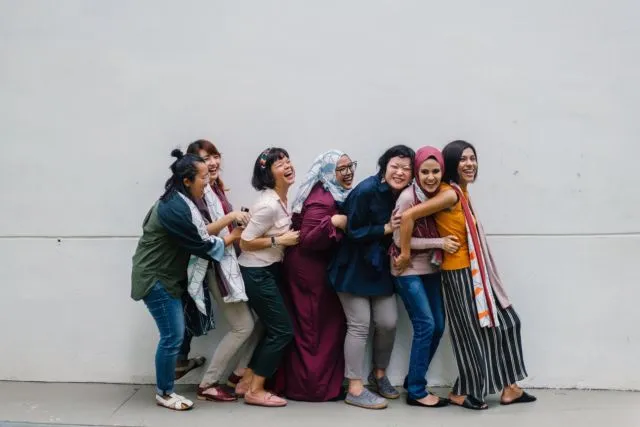 Sadari 6 Hal Ini Sebelum Merasa Seperti 'Remahan Rempeyek' Saat Bersama Temanmu yang Lebih Cantik 10