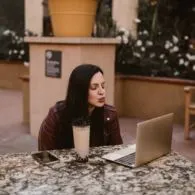 5 Hal yang Tak Boleh Dibiarkan Terjadi Saat LDR-an, Kalau Tak Ingin Hubungan Kalian Bubaran