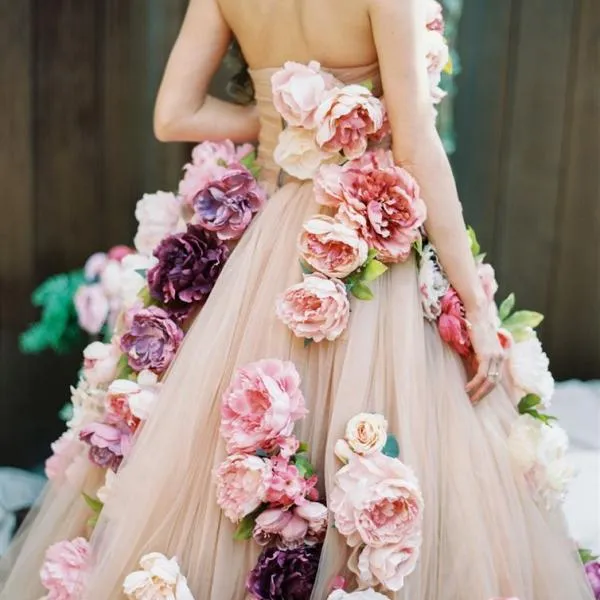 10 Inspirasi 3D Applique yang Memukau untuk Gaun Pesta Kekinian. Itu Baju Apa Pohon Ya? Bisa Keluar Bunganya 18