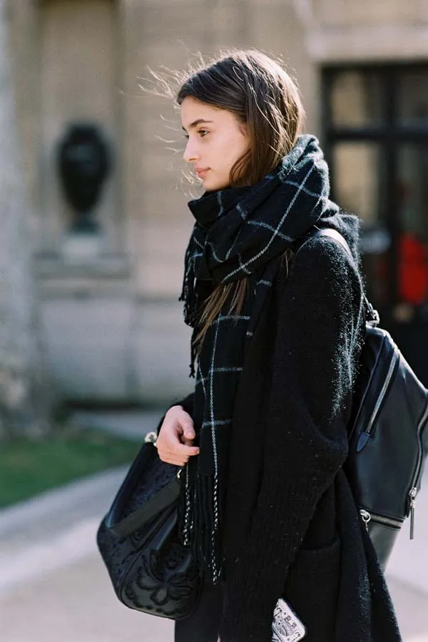 10+ Inspirasi Gaya Supermodel Kelas Dunia Mengenakan Tas Ransel. Saat Off-Catwalk, Mereka Pun Tak Beda Seperti Kita 20