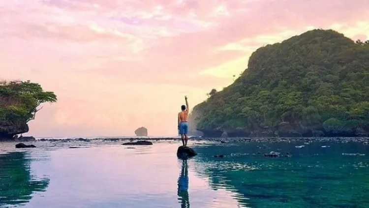 Liburan ke Pantai Teluk Asmara, Surga Tersembunyi yang Sering Disebut Raja Ampat dari Malang! 8