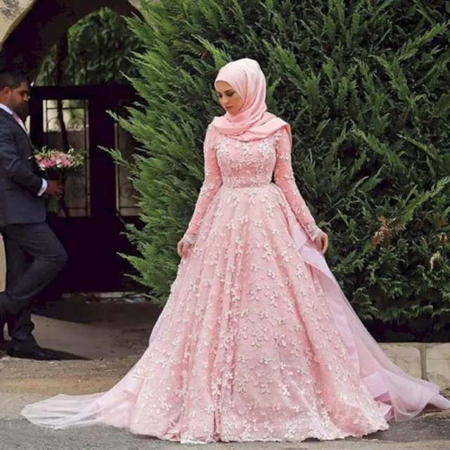 15 Model Gaun Pengantin yang Sopan & Tampil Mewah 29